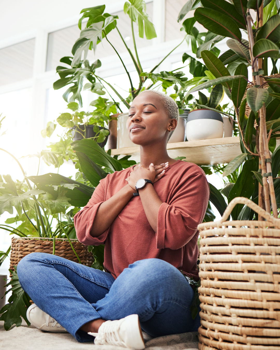 Femme méditant pour réduire le stress et améliorer sa digestion