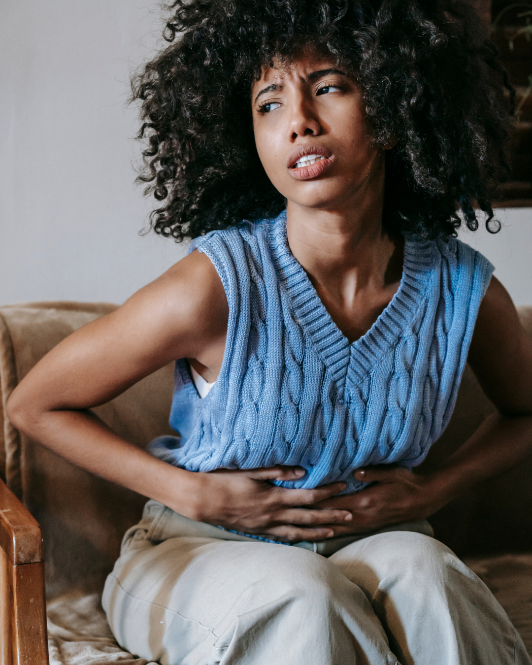 Personne avec inconfort digestif, mains sur le ventre